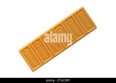 Barretta di cioccolato Caramac Nestlé sconfezionata per mostrare il contenuto isolato su sfondo bianco - guardando dall'alto - la barretta dei sapori Caramel Foto Stock