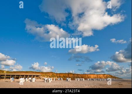 Sdraio al sole serale sulla spiaggia di Kampen con la scogliera Rossa sull'isola di Sylt, in Germania, nel Mare del Nord Foto Stock