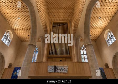 Soffitto a volta e soppalco per organo della chiesa di Santa Marta, restaurato dopo un incendio nel 2014, Koenigstr, Norimberga, Franconia media, Baviera, Germania Foto Stock