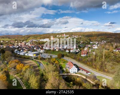 Vista aerea della città di Aach im Hegau, distretto di Costanza, Baden-Wuerttemberg, Germania Foto Stock