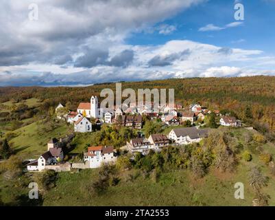 Vista aerea del centro storico di Aach im Hegau, distretto di Costanza, Baden-Wuerttemberg, Germania Foto Stock