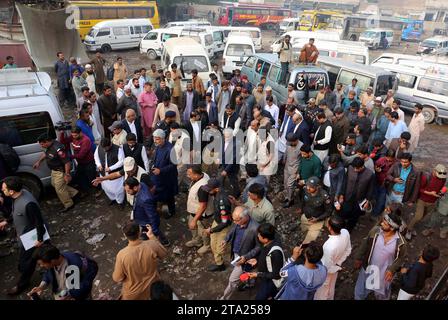 Il custode Sindh Capo Ministro della giustizia (Retd) Maqbool Baqar ispeziona il Badin Stop durante la sua visita, a Hyderabad martedì 28 novembre 2023. Foto Stock