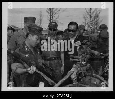 Il presidente Lyndon B. Johnson e il colonnello P.X. Kelley, tra gli altri ufficiali e funzionari, partecipano a una riunione sulle attività militari durante la guerra del Vietnam. La foto è stata scattata il 16 agosto 1966. Foto Stock