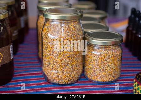 Polline come cibo biologico sano di dieta cruda. Grana di polline d'api cruda in vaso di vetro Foto Stock