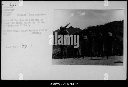 Il personale del corpo dei Marines assiste ad un servizio commemorativo in Vietnam l'8 luglio 1967, in ricordo dei soldati caduti dall'operazione Elliott. All'evento ha partecipato la figura politica Hubert Humphrey. Questa fotografia cattura la cerimonia emotiva e rende omaggio a coloro che hanno perso la vita durante la guerra del Vietnam. Foto Stock