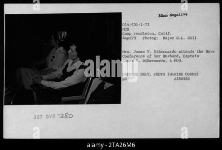 La signora James V. DiBernardo ha partecipato ad una conferenza stampa al MCB Camp Pendleton, California, il 4 aprile 1973, riguardante suo marito il capitano James V. DiBernardo, un ex prigioniero di guerra durante la guerra del Vietnam. L'evento faceva parte dell'operazione Homecoming rimpatriando i prigionieri di guerra della Marina degli Stati Uniti. Foto Stock