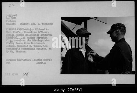 Il maggiore Richard A. Kuol, Executive Officer of Merino Medium Helicopter Squadron (IRE)-361, 1st Marinio Aircraft Wing, riceve la Distinguished Flying Cross dal tenente colonnello McDonald D. Tweed, comandante dello squadrone, a Ky ha, Vietnam il 10 dicembre 1966. Foto Stock
