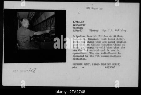 Il 12 marzo 1967, il generale di brigata William A. Stiles, comandante generale della Task Force X-Ray, solleva una presa telefonica per stabilire una comunicazione con il capo di stato maggiore della 1st Marine Division a Danang, informandoli del nuovo centralino Chu Lai gestito dal 7th Communications Battalion, Marine Corps. Foto del sergente J.B. McKinley, Dipartimento della difesa. Foto Stock
