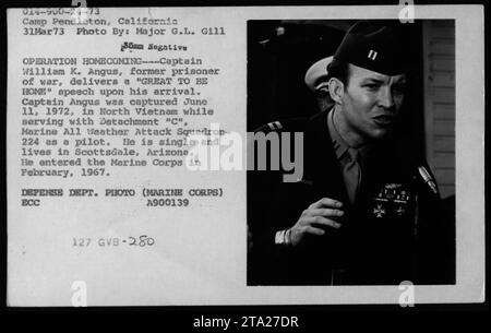 Il capitano William K. Angus, ex POW dei Marines degli Stati Uniti, tiene un discorso a Camp Pendleton, California, il 31 marzo 1973, dopo il rimpatrio dal Vietnam del Nord, dove è stato catturato l'11 giugno 1972, servendo come pilota nella Marine All Weather Attack Squadron-224. Foto Stock