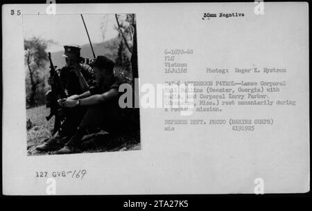 Il caporale Bill Rollins di Decatar, Georgia, è visto portare una radio mentre il caporale Kerry Parker di Grenshaw, Mississippi, si riposa brevemente durante una missione di routine in Vietnam il 16 luglio 1968. Questa fotografia cattura un momento nelle attività militari americane durante la guerra del Vietnam. Crediti fotografici: Roger K. Nystrom, Dipartimento della difesa. Foto Stock