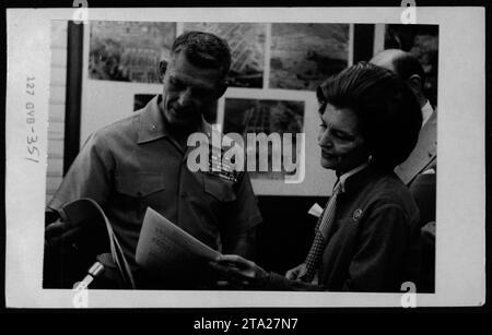 Rifugiati vietnamiti visitati dalle celebrità Claudia Cardinale, Nguyen Cao Ky, Rosemary Clooney e Betty Ford il 21 maggio 1975. Questa foto cattura un momento durante la guerra del Vietnam in cui le attività militari americane hanno coinvolto fornire assistenza e sostegno ai civili vietnamiti sfollati in cerca di rifugio negli Stati Uniti. Foto Stock