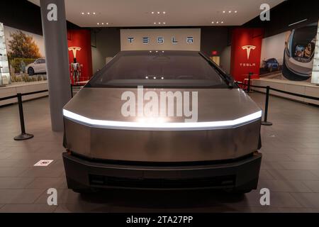 Vista frontale del nuovo Tesla Cybertruck esposto presso lo showroom Tesla a San Jose, Santana Row in California, venerdì 24 novembre 2023. Foto Stock