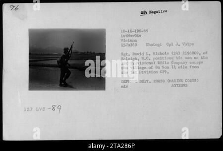 David L. Nichols (24) guida i suoi uomini dalla 1st Provisional Rifle Company durante le operazioni di combattimento in un villaggio vicino al 1st Division Command Post in Vietnam il 15 luglio 1969. La fotografia scattata dal comandante J. Volpe mostra i Marines che sgomberano il villaggio chiamato da Son." Foto Stock