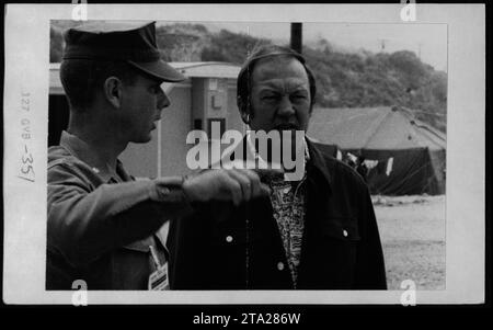 Figure di spicco e celebrità, tra cui Claudia Cardinale, Nguyen Cao Ky, Rosemary Clooney e Betty Ford, ha visitato i rifugiati vietnamiti negli Stati Uniti il 15 giugno 1975. La fotografia cattura un momento della loro visita, mostrando il loro sostegno agli sfollati colpiti dalla guerra del Vietnam. Foto Stock