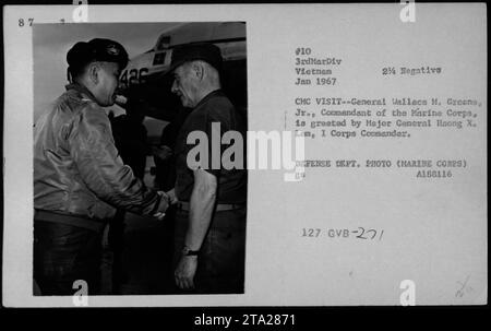 Il generale Wallace M. Greene Jr., comandante del corpo dei Marines, viene accolto dal maggiore generale Haong X. Lem, comandante del i corpo durante una visita del CMC nel gennaio 1967. Foto Stock