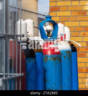 Cilindri industriali in acciaio con gas inerte, cantiere, Berlino, Germania Foto Stock