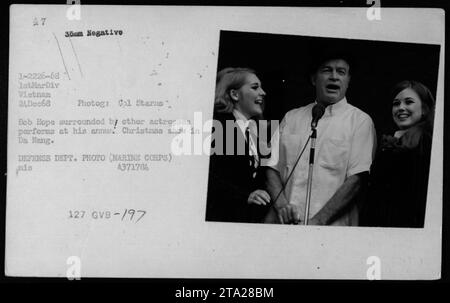 Bob Hope si esibisce con attrici al suo annuale spettacolo natalizio a da Nang, in Vietnam, il 24 dicembre 1968, intrattenendo le truppe americane durante la guerra del Vietnam, fotografato da Cpl. Starns. Foto Stock