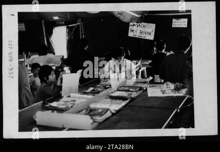 L'attrice italiana Claudia Cardinale in visita ai rifugiati vietnamiti negli Stati Uniti durante la guerra del Vietnam. Nella foto sono presenti anche Nguyen Cao Ky, Rosemary Clooney e Betty Ford. La visita ha avuto luogo il 30 maggio 1975. L'immagine è etichettata come "127 GVB-357 SACH DOCTRICHO". Foto Stock