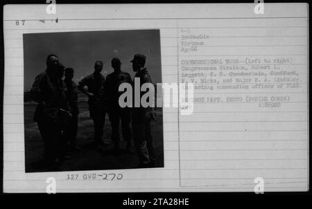 I principali funzionari statunitensi, tra cui il presidente Lyndon Johnson e il colonnello P X Kelley, partecipano a un tour del Congresso in Vietnam nell'aprile 1966. A loro si aggiungono i membri del Congresso Stratton, Robert L. Leggett, C. B. Chamberlain, Stafford e F. V. Hicks. È presente anche il maggiore R. A. Lindsley, ufficiale comandante facente funzione della FISO. (Foto: Dipartimento difesa Foto, corpo dei Marines, A.186922) Foto Stock