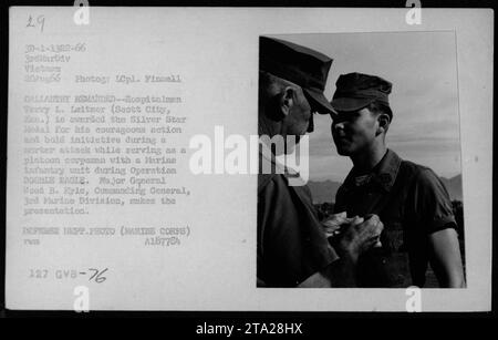 L'ospitaliere Terry L. Leitner di Scott City, Kansas, riceve la Silver Star Medal per le sue azioni coraggiose e la sua coraggiosa iniziativa durante un attacco di mortaio mentre serve come un corpo di plotone con un'unità di fanteria marina durante l'operazione DOUBLE EAGLE. Il premio è stato consegnato dal maggiore generale Wood B. Kyle, comandante generale della 3rd Marine Division. Foto Stock