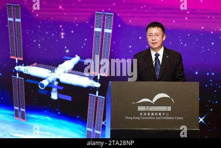 Hong Kong, Cina. 28 novembre 2023. LIN Xiqiang, vice direttore dell'Agenzia spaziale cinese con equipaggio (CMSA), tiene un discorso durante una conferenza stampa a Hong Kong, nel sud della Cina, il 28 novembre 2023. Una delegazione del programma spaziale cinese con equipaggio è in visita di sei giorni a Hong Kong e Macao da martedì a domenica su invito del governo della regione amministrativa speciale di Hong Kong (HKSAR) e del governo della RAS di Macao, secondo il CMSA.PER ANDARE CON 'la delegazione cinese del programma spaziale con equipaggio visita Hong Kong, Macao SAR' credito: lui sui Wai/Xinhua/Alamy Live News Foto Stock