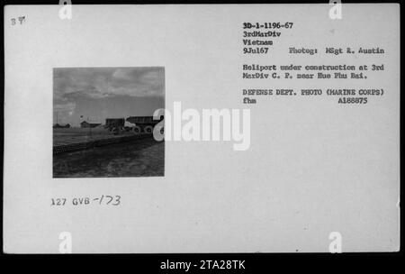 Didascalia immagine: Eliporto in costruzione presso il 3rd Marine Division Command Post (C.P.) vicino a Hue Phu Bai il 9 luglio 1967. La foto è stata scattata da HSgt R. Austin del Dipartimento della difesa. Fonte: A188875. Foto Stock