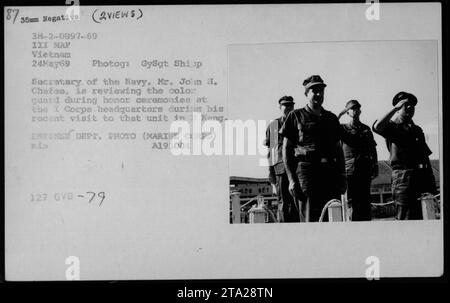 L'assistente segretario della Marina John Warner, il segretario alla difesa Melvin Laird e il dottor Norman Vincent Peale partecipano alle cerimonie d'onore presso il quartier generale del i corpo, Nang, Vietnam, il 24 maggio 1969. Il Segretario della Marina Jom H. Chafee esamina la guardia del colore. Fotografia di GySgt Shipp. Foto Stock