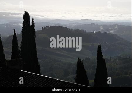 Nebbia mattutina intorno a San Gimignano, Toscana, Italia Foto Stock