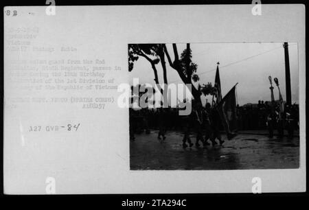 Le truppe della Guardia d'onore del 2nd Long Minh Regiment partecipano alla celebrazione del dodicesimo compleanno della 1st Division della Repubblica del Vietnam. La fotografia cattura i soldati che marciano davanti in uniformi colorate. Data: 1967. Fotografo: Butts Colas. FONTE: FE020 (PARTES CORFS) A1881.57 127 GVB-84." Foto Stock