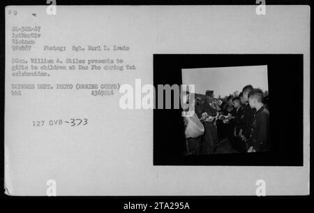 Il generale di brigata William A. Stiles regala regali ai bambini a due Pho durante la celebrazione del Tet il 7 febbraio 1967. La fotografia mostra il personale militare americano impegnato con civili vietnamiti e partecipando a eventi culturali durante la guerra del Vietnam. Foto Stock