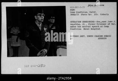 Il 30 marzo 1973, il sergente Jose J. Angaldua Jr., ex POW, tiene un discorso all'arrivo al Camp Pendleton Naval Hospital durante l'operazione Homecoming, segnando il rimpatrio dei prigionieri di guerra della marina statunitense. Foto Stock