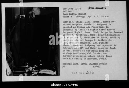 Il sergente Ronald L. Ridgeway viene accolto da ufficiali militari, tra cui il capo sergente Hugh S. Ames, il generale di brigata Victor A. Armstrong e il viceammiraglio George C. Talley Jr., al suo arrivo alla base dell'aeronautica di Hickam a Honolulu. Il sergente Ridgeway era un prigioniero di guerra dei Marine catturato nel 1969, che fu inizialmente riportato morto ma poi trovato vivo. Sarà sottoposto a ulteriori trattamenti presso il Naval Hospital di Camp Pendleton prima di prendere congedo con la sua famiglia a Houston, Texas. Foto Stock