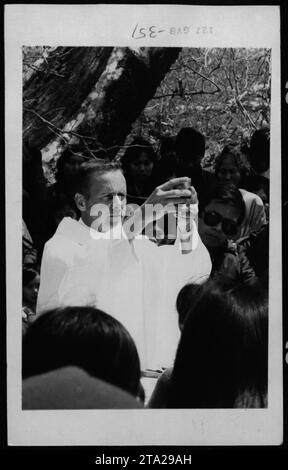 Gli ospiti VIP visitano i rifugiati vietnamiti negli Stati Uniti durante la guerra del Vietnam. Claudia Cardinale, Nguyen Cao Ky, Rosemary Clooney e Betty Ford sono stati visti il 4 maggio 1975. Foto Stock