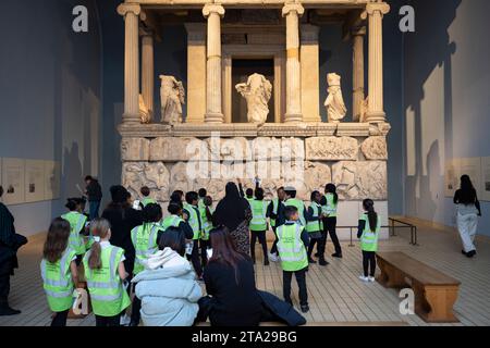 I giovani visitatori del British Museum di Londra ammireranno il Nereid Monument, che fa parte delle antiche metope greche del Partenone, conosciute anche come i marmi del Partenone (Elgin), il 28 novembre 2023, a Londra, in Inghilterra. Novantadue metope erano lastre di marmo rettangolari poste sopra le colonne del tempio del Partenone di Atene raffiguranti scene della mitologia greca. Foto Stock