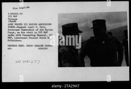 Il tenente generale Lewis W Walt visitò la III Marine Amphibious Force in Vietnam il 1 novembre 1970. Il tenente generale Walt, Assistente Comandante del corpo dei Marines, è visto parlare con il comandante generale, il tenente generale Keith B. McCutcheon. La fotografia fa parte della collezione del Dipartimento della difesa. Foto Stock