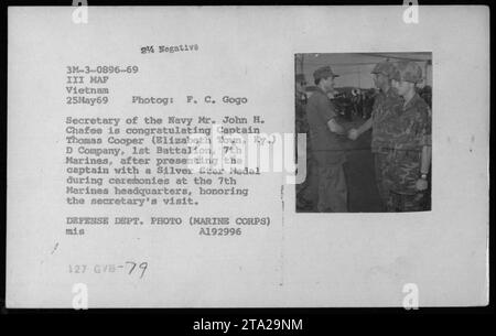 Il 25 maggio 1969, l'Assistente Segretario della Marina John Warner, il Segretario alla difesa Melvin Laird e il Dr. Norman Vincent Peale hanno partecipato ad una cerimonia presso il quartier generale del 7th Marines dove il Segretario della Marina John H. Chafee ha consegnato la Silver Star Medal al Capitano Thomas Cooper della D Company, 1st Battalion, 7th Marines in Vietnam. Foto Stock