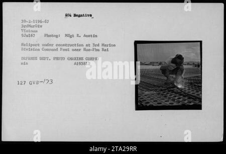 Costruzione di eliporti presso il 3rd Marine Division Command Post vicino a Hue-Phu Bai in Vietnam, 9 luglio 1967. La foto mostra i lavoratori e le attrezzature impegnati a costruire l'eliporto. Questa immagine è una fotografia ufficiale del Dipartimento della difesa scattata da MSgt R. Austin. Identificatore: 3D-2-1196-67. Foto Stock