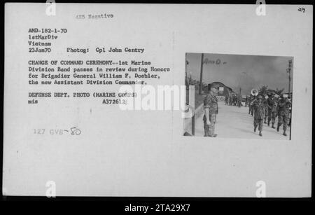 Il generale di brigata William F. Doehler partecipa a una cerimonia di cambio di comando per la 1st Marine Division in Vietnam. La cerimonia si è svolta il 23 gennaio 1970. L'immagine mostra la 1a banda della Divisione Marines che passa in rassegna durante l'evento. Foto scattata dal comandante John Gentry, foto del Dipartimento della difesa (corpo dei Marines). Foto Stock