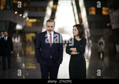 R-L Annalena Baerbock, Bundesaussenministerin, aufgenommen im Gespraech mit Hakan Fidan, Minister fuer Auswaertige Angelegenheiten der Republik Tuerkei, AM Rande eines Treffens der NATO-Aussenministerinnen und -Aussenminister im NATO-Hauptquartier a Bruessel, 28.11.2023. Bruessel BEL *** R L Annalena Baerbock, Ministro federale degli affari esteri, in conversazione con Hakan Fidan, Ministro degli affari esteri della Repubblica di Turchia, a margine di una riunione dei Ministri degli Esteri della NATO presso la sede NATO a Bruxelles, 28 11 2023 Bruxelles BEL Copyright: XJaninexSchmitz/photothek.dex. Foto Stock