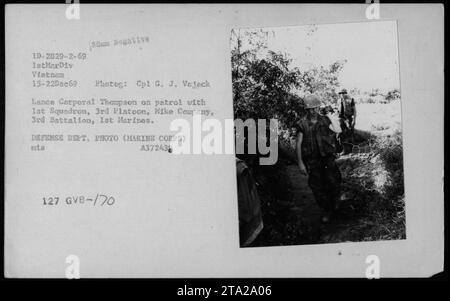 Lance Corporal Thompson del 1st Squadron, 3rd Platoon, Mike Company, 3rd Battalion, 1st Marines in pattuglia durante la guerra del Vietnam nel dicembre 1969. La fotografia raffigura un soldato coinvolto nelle comunicazioni durante le operazioni militari. (Immagine: Dipartimento della difesa, corpo dei Marines) Foto Stock