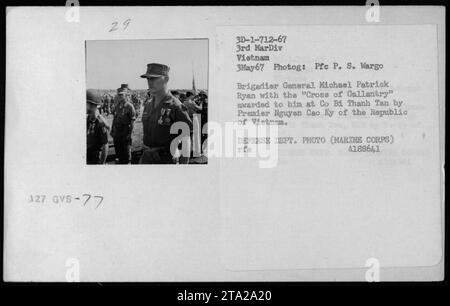 Il generale di brigata Michael Patrick Ryan riceve la "Croce di Gallantry" dal Premier vietnamita Nguyen Cao Ky presso Co Bi Thanh Tan il 3 maggio 1967. Questa immagine è stata scattata durante le cerimonie del 1967 e fa parte di una serie di cattura delle attività militari americane durante la guerra del Vietnam. Foto del Dipartimento della difesa di PFC P.S. Wargo. Foto Stock