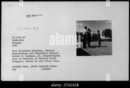 Il vicepresidente Hubert Humphrey, il generale Westmoreland e il tenente generale Robert E. Cushman Jr. Si congratulano con un sergente dell'esercito della Repubblica del Vietnam (ARVN) che ha vinto la Silver Star durante una cerimonia nel 1967. Questa fotografia cattura il momento di riconoscimento e onore durante la guerra del Vietnam. Foto Stock