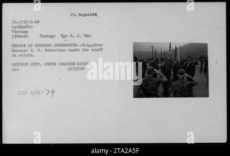 L'assistente segretario della Marina John Warner, il segretario alla difesa Melvin Laird e il dottor Norman Vincent Peale parteciparono al cambio di cerimonie di comando in Vietnam. Il generale di brigata C. S. Robertson guidò lo staff in saluto durante l'evento, che ebbe luogo il 15 dicembre 1969. Questa fotografia cattura il procedimento. Foto Stock