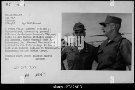 "In questa foto scattata il 10 agosto 1967, il generale William Westmoreland, comandante generale del Military Assistance Command in Vietnam, è visto conversare con il maggiore generale Donn Robertson Jr., comandante generale della 1st Marine Division. Il generale Westmoreland stava visitando il i corpo per incontrare il generale Wallace Greene Jr., il comandante del corpo dei Marines. Foto Stock