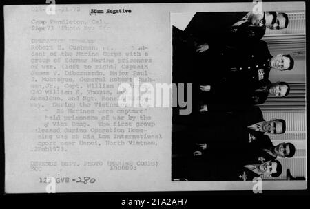 Il tenente generale Robert B. Cushman della USMC interagisce con ex prigionieri di guerra, tra cui 26 Marines catturati dai Viet Cong, a Camp Pendleton, California, il 2 aprile 1973, durante l'operazione Homecoming. Fotografia scattata all'aeroporto internazionale Gia Lam di Hanoi, Vietnam del Nord, il 2 febbraio 1973. Foto Stock