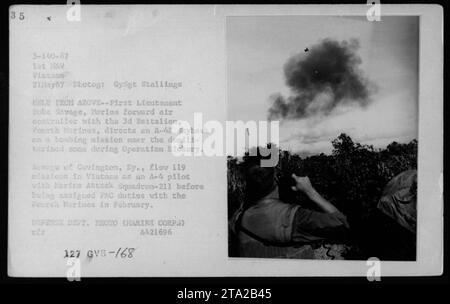 Il primo tenente Duke Savage, un controllore aereo in avanti dei Marine, dirige un A-4 Skyhawk in una missione di bombardamento vicino alla zona demilitarizzata durante l'operazione Hickory. Il tenente Savage, originario di Covington, Kentucky, ha compiuto 119 missioni come pilota A-4 prima di essere assegnato ai compiti della FAC. La foto è stata scattata il 21 maggio 1967. Foto Stock