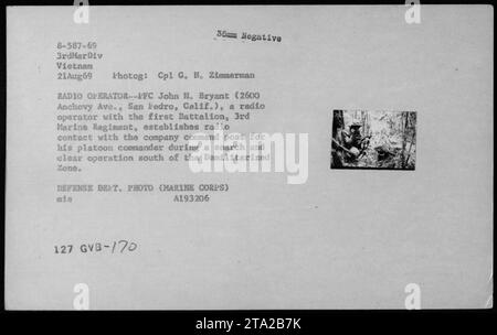 Il PFC John N. Bryant, operatore radio del 1st Battalion, 3rd Marine Regiment, stabilisce un contatto radio con il posto di comando della compagnia durante una ricerca e un'operazione a sud della zona demilitarizzata il 21 agosto 1969. La fotografia mostra le procedure di comunicazione militare durante la guerra del Vietnam. Foto Stock
