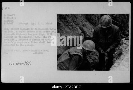 Donald Rickard e SSgt. Bill Harvath si prepara a far detonare in modo sicuro un guscio da 105 mm incorporato nel terreno durante lo smaltimento delle demolizioni. La foto è stata scattata il 12 febbraio 1967 dal Sgt. J. L. Blick. CPL. Rickard viene da Massapequa, NY, e SSgt. Harvath di Wilmington, North Carolina. Fonte immagine: US Marine Corps. Foto Stock