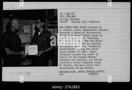 Il sergente del corpo dei Marines degli Stati Uniti L. E. Witconis, redattore della Sea Tiger, riceve il Chief of Information (Navy Department) Heritage Award dal colonnello T. M. Fields l'8 giugno 1966. La Sea Tiger è stata riconosciuta come uno dei 29 giornali di servizio marittimo per il suo esemplare successo durante i primi tre mesi del 1966. Foto Stock