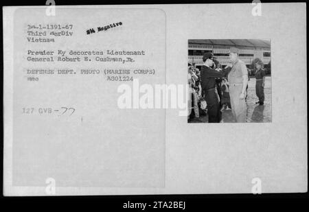 Il primo ministro del Vietnam Ky decora il tenente generale Robert E. Cushman Jr. Durante una cerimonia nel 1967. L'immagine cattura l'evento ufficiale che commemora i servizi del tenente generale Cushman, che ha prestato servizio nella terza Divisione Marines. La fotografia è stata scattata dal Dipartimento della difesa ed è identificata con il codice A301224. Foto Stock